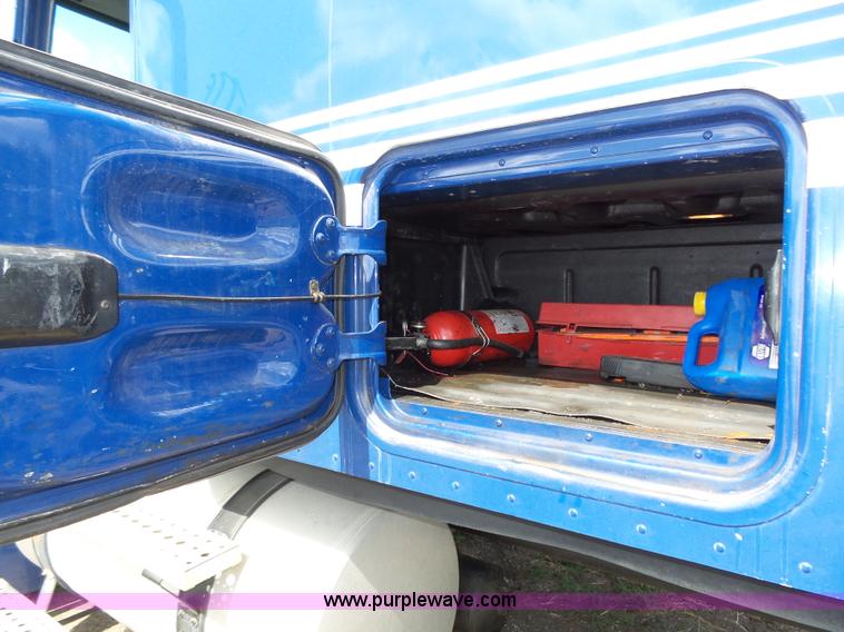 image for item K8445 2005 Freightliner Columbia semi truck