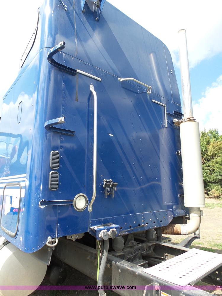 image for item K8445 2005 Freightliner Columbia semi truck