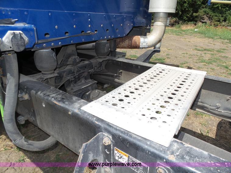 image for item K8445 2005 Freightliner Columbia semi truck