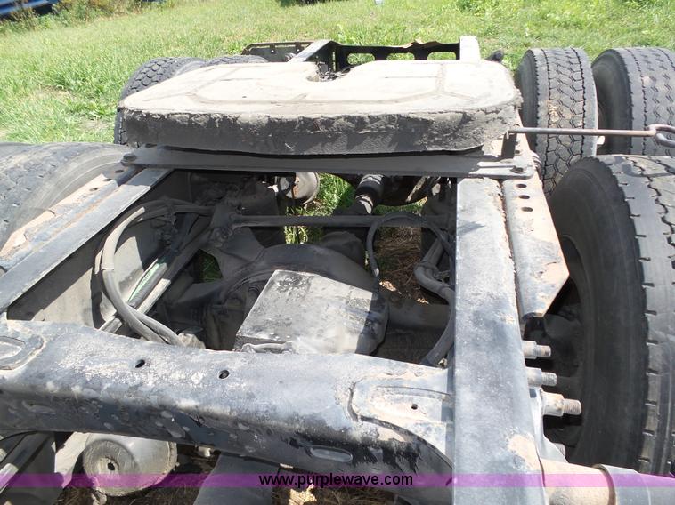 image for item K8445 2005 Freightliner Columbia semi truck