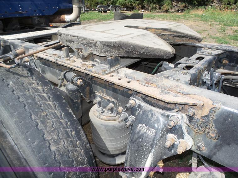 image for item K8445 2005 Freightliner Columbia semi truck