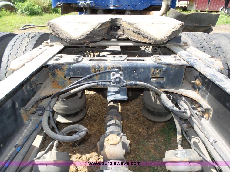 image for item K8445 2005 Freightliner Columbia semi truck