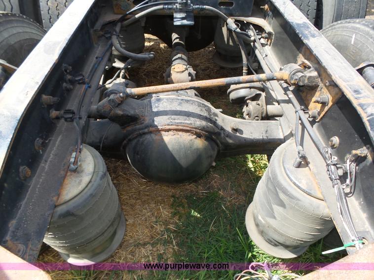 image for item K8445 2005 Freightliner Columbia semi truck