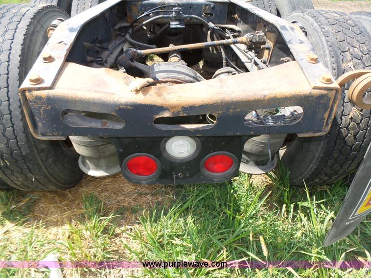 image for item K8445 2005 Freightliner Columbia semi truck