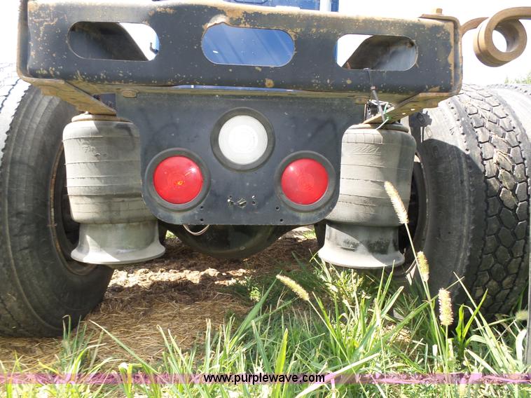 image for item K8445 2005 Freightliner Columbia semi truck