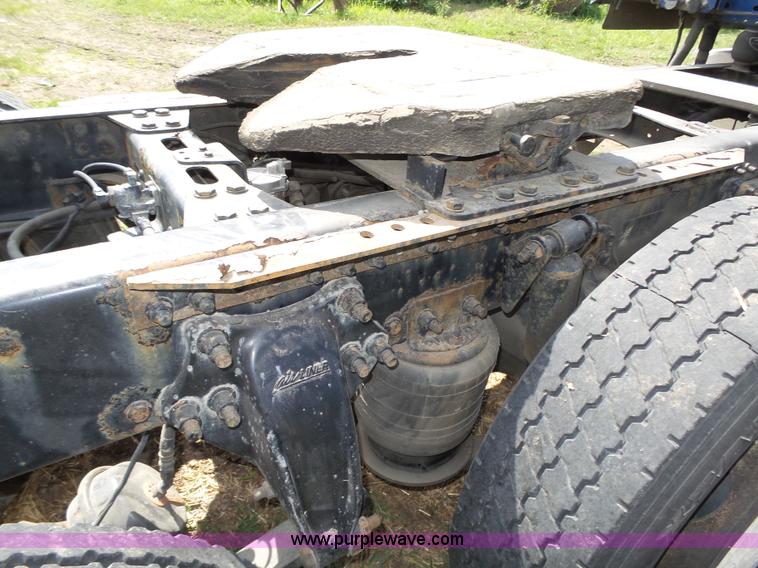 image for item K8445 2005 Freightliner Columbia semi truck