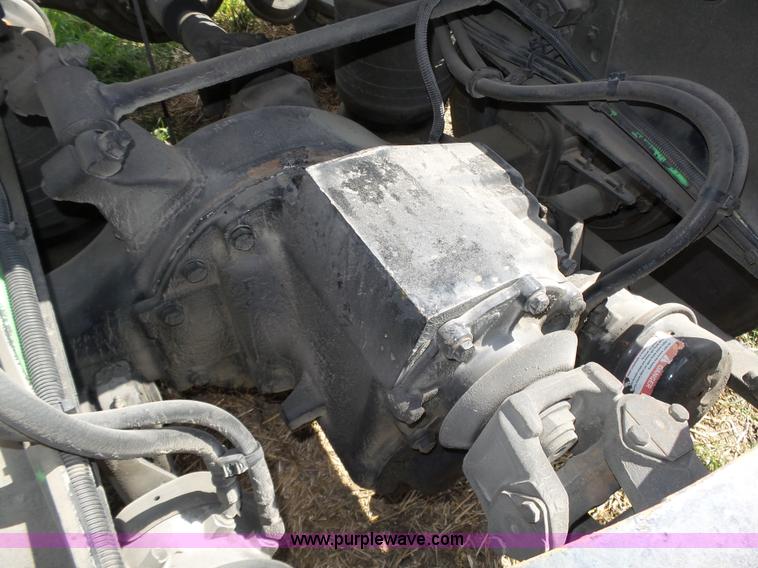 image for item K8445 2005 Freightliner Columbia semi truck