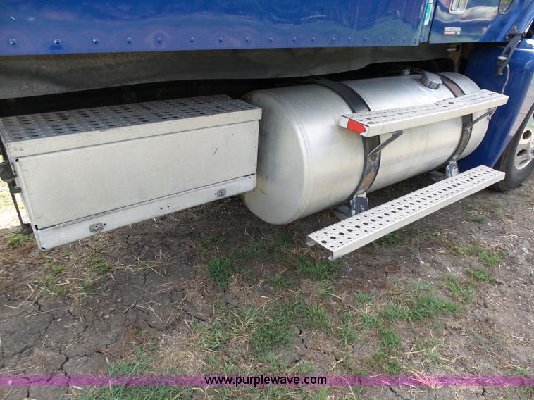 image for item K8445 2005 Freightliner Columbia semi truck