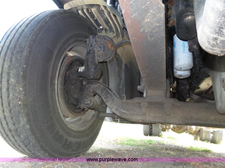 image for item K8445 2005 Freightliner Columbia semi truck