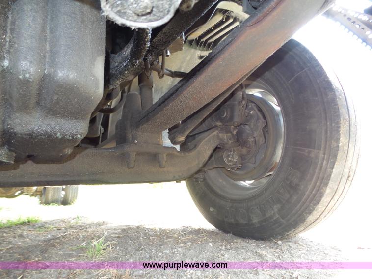 image for item K8445 2005 Freightliner Columbia semi truck