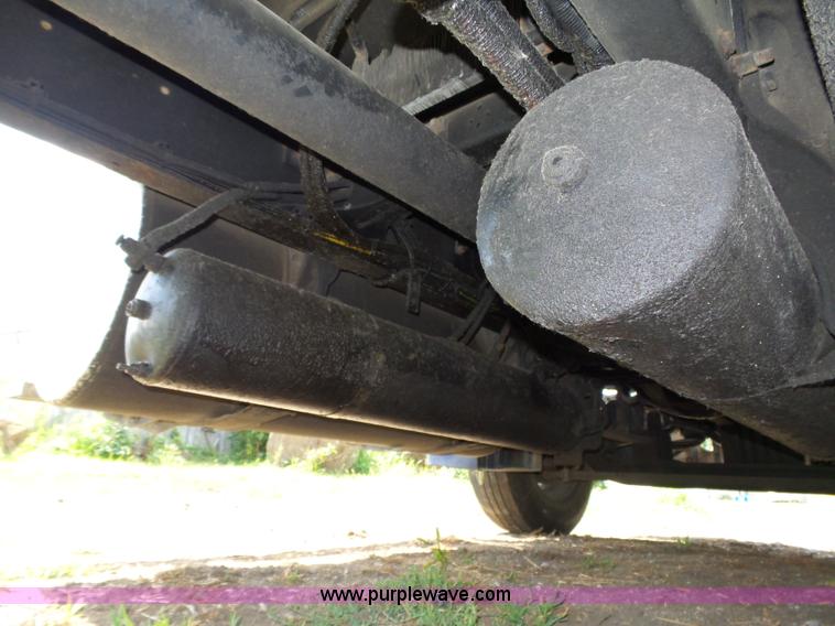 image for item K8445 2005 Freightliner Columbia semi truck