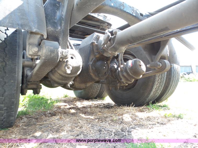 image for item K8445 2005 Freightliner Columbia semi truck