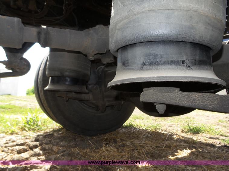 image for item K8445 2005 Freightliner Columbia semi truck