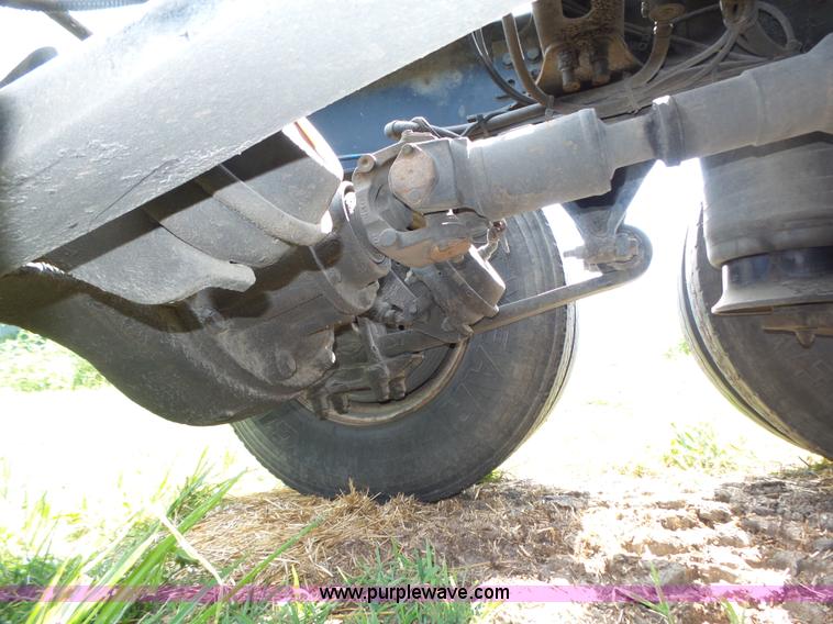 image for item K8445 2005 Freightliner Columbia semi truck