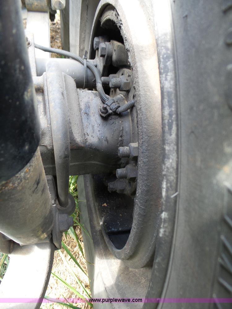 image for item K8445 2005 Freightliner Columbia semi truck