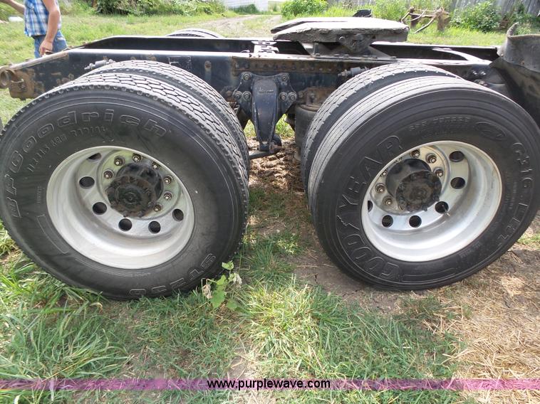 image for item K8445 2005 Freightliner Columbia semi truck