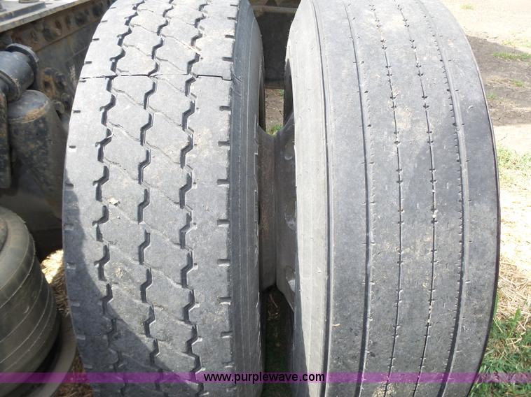 image for item K8445 2005 Freightliner Columbia semi truck