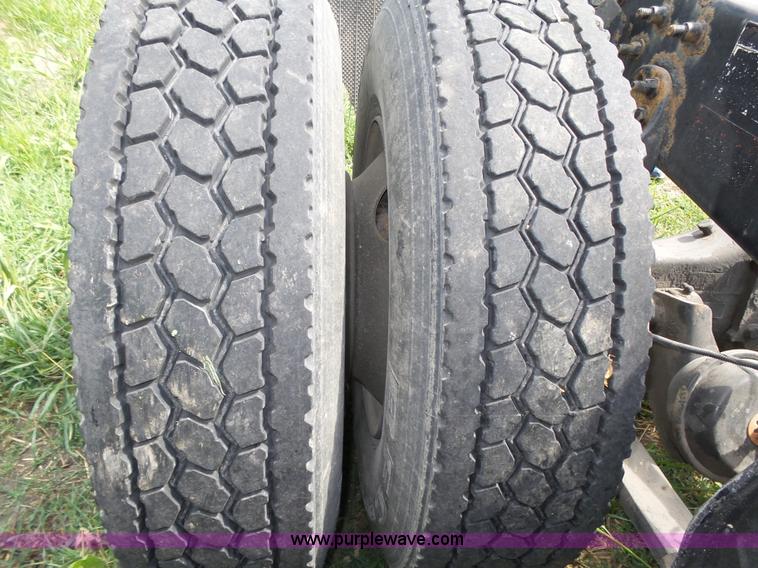 image for item K8445 2005 Freightliner Columbia semi truck