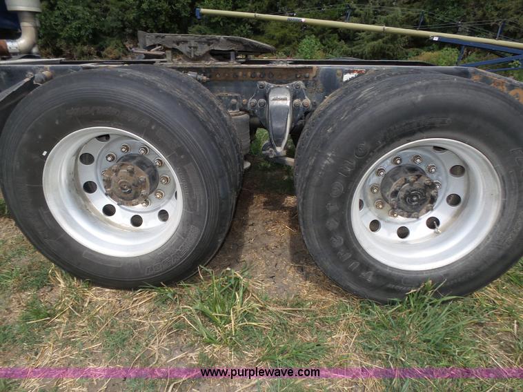 image for item K8445 2005 Freightliner Columbia semi truck