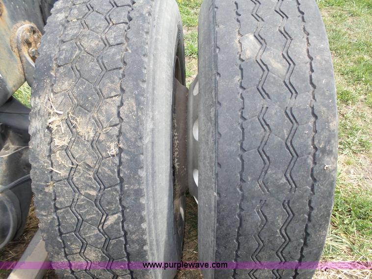 image for item K8445 2005 Freightliner Columbia semi truck