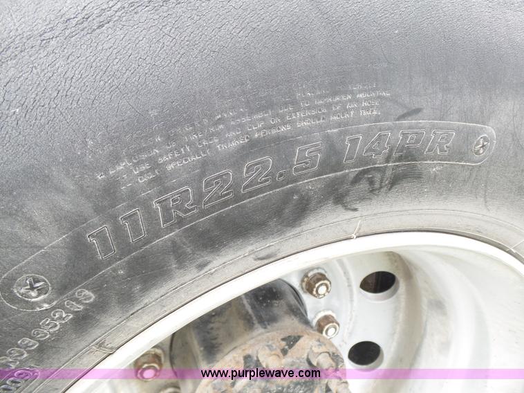 image for item K8445 2005 Freightliner Columbia semi truck