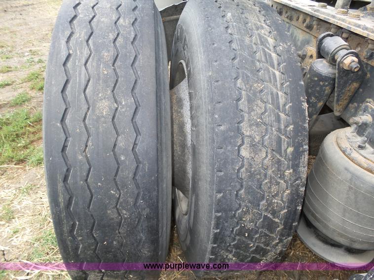 image for item K8445 2005 Freightliner Columbia semi truck