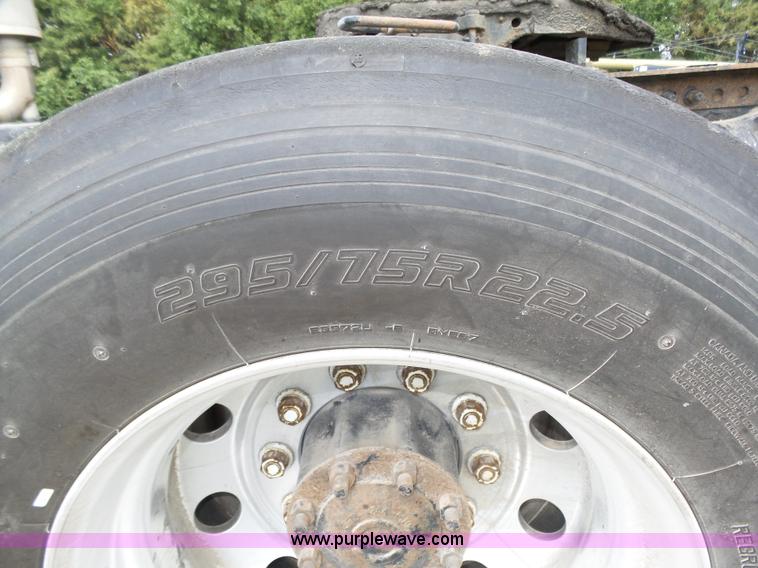 image for item K8445 2005 Freightliner Columbia semi truck