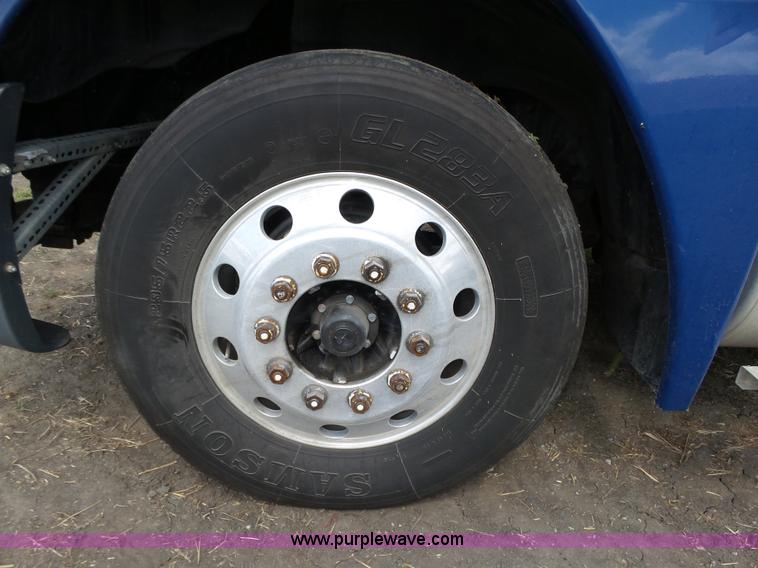 image for item K8445 2005 Freightliner Columbia semi truck