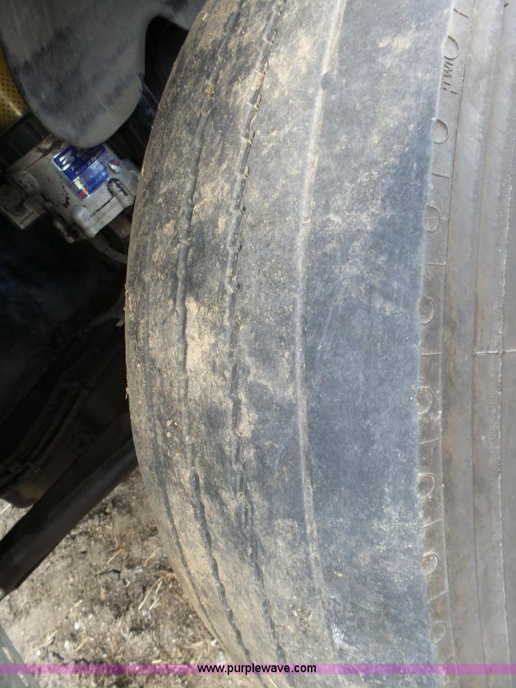 image for item K8445 2005 Freightliner Columbia semi truck