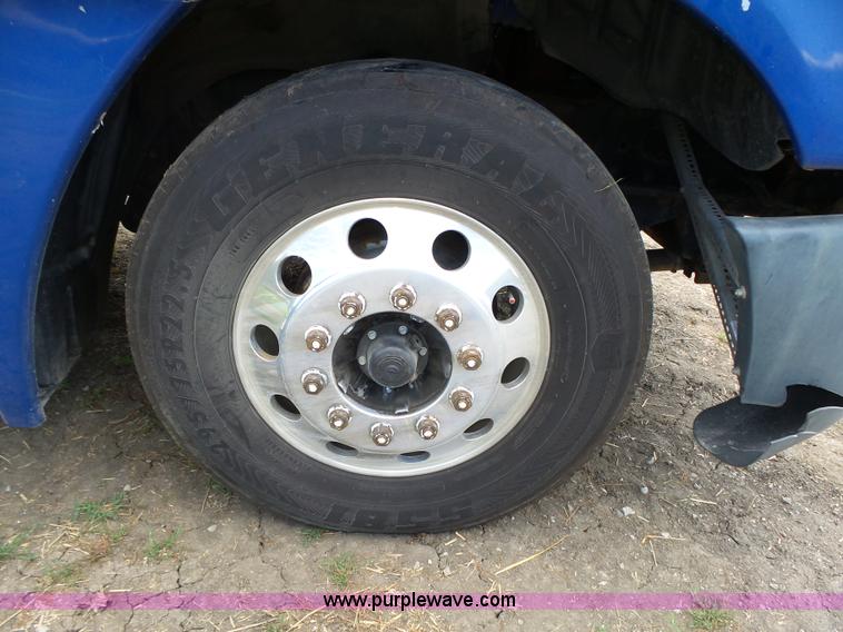 image for item K8445 2005 Freightliner Columbia semi truck