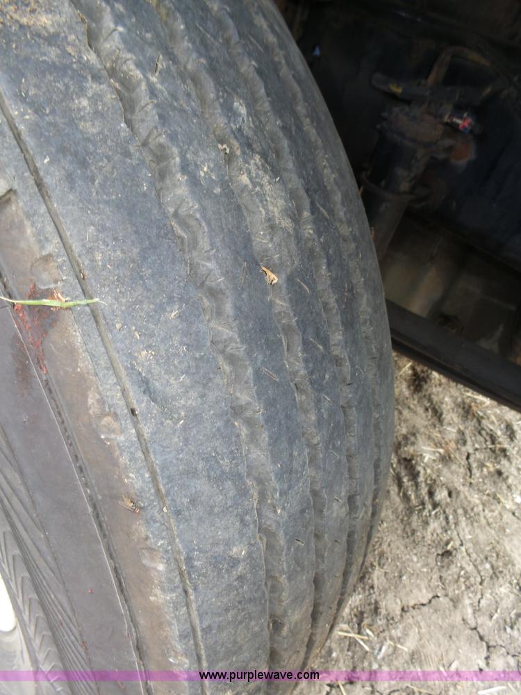 image for item K8445 2005 Freightliner Columbia semi truck