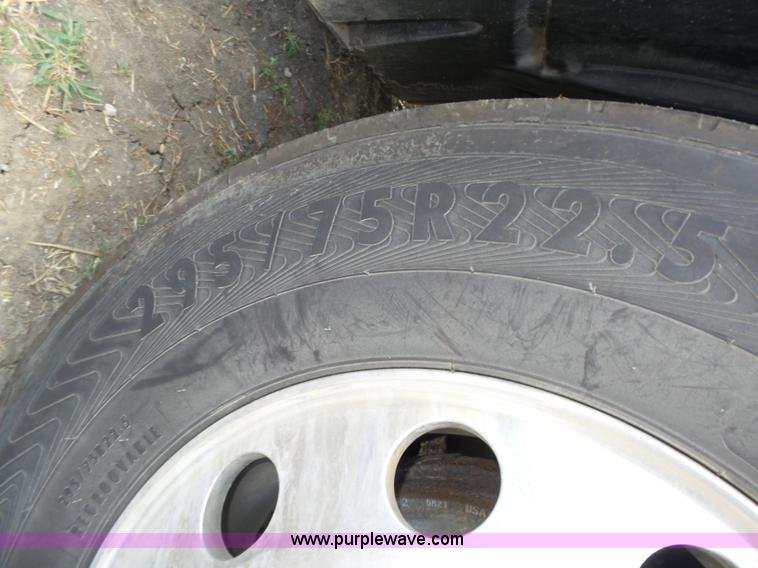 image for item K8445 2005 Freightliner Columbia semi truck