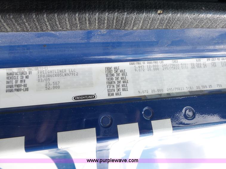 image for item K8445 2005 Freightliner Columbia semi truck