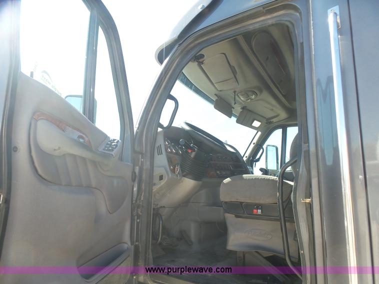 image for item L5973 2003 Peterbilt 387 semi truck