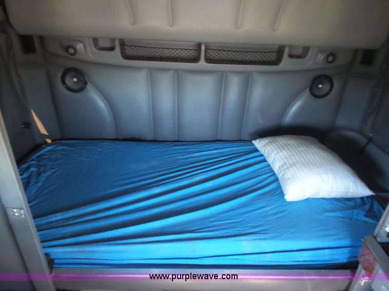 image for item L5973 2003 Peterbilt 387 semi truck