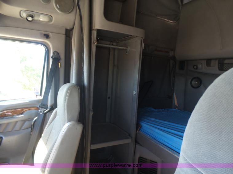 image for item L5973 2003 Peterbilt 387 semi truck