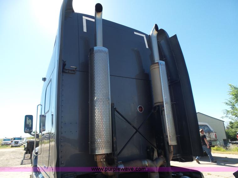 image for item L5973 2003 Peterbilt 387 semi truck