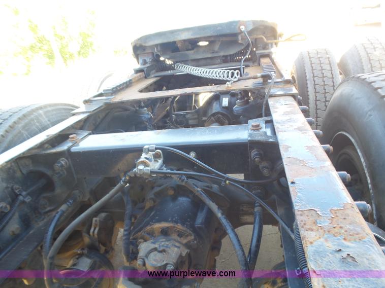 image for item L5973 2003 Peterbilt 387 semi truck