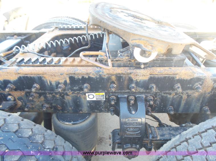 image for item L5973 2003 Peterbilt 387 semi truck