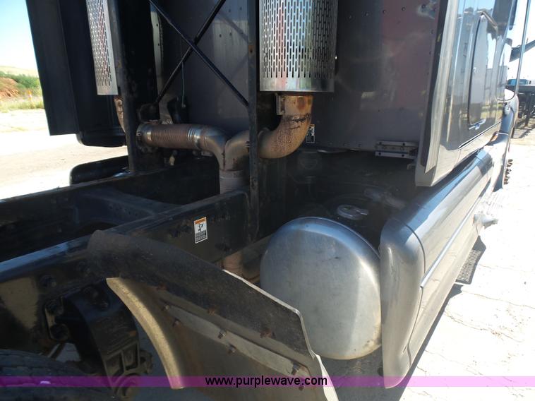 image for item L5973 2003 Peterbilt 387 semi truck