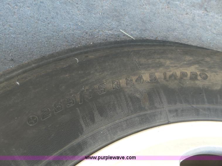 image for item L5973 2003 Peterbilt 387 semi truck