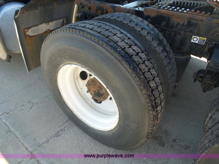 image for item L5973 2003 Peterbilt 387 semi truck