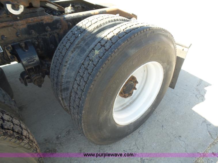 image for item L5973 2003 Peterbilt 387 semi truck