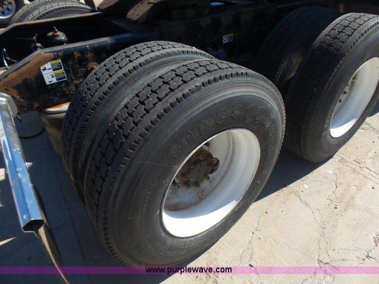 image for item L5973 2003 Peterbilt 387 semi truck