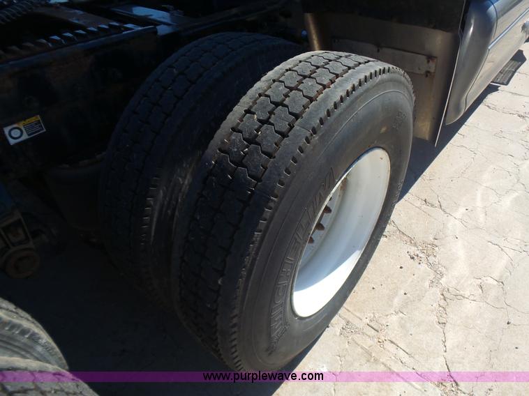 image for item L5973 2003 Peterbilt 387 semi truck