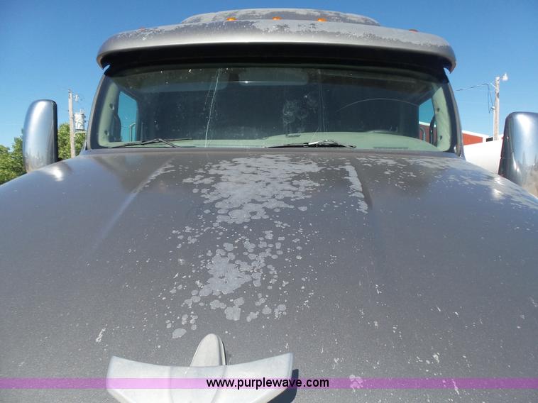 image for item L5973 2003 Peterbilt 387 semi truck