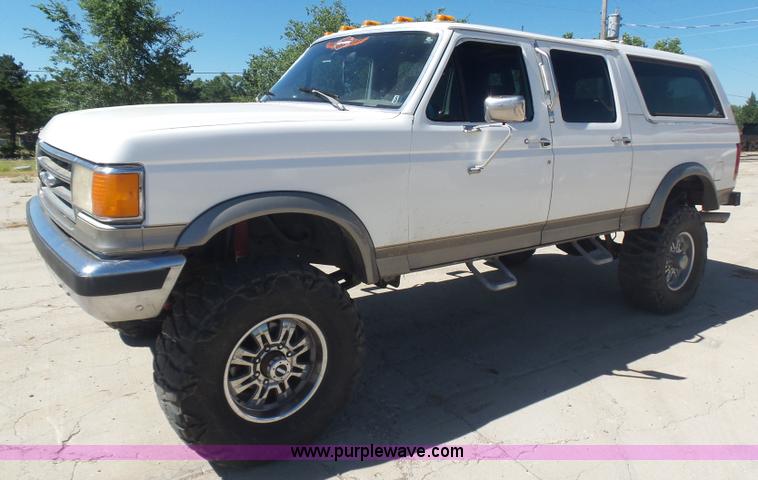 image for item L5976 1989 Ford Bronco SUV