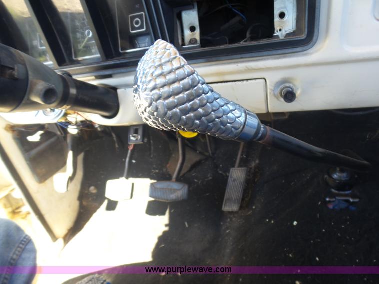 image for item L5977 1977 Ford F100 flatbed pickup truck