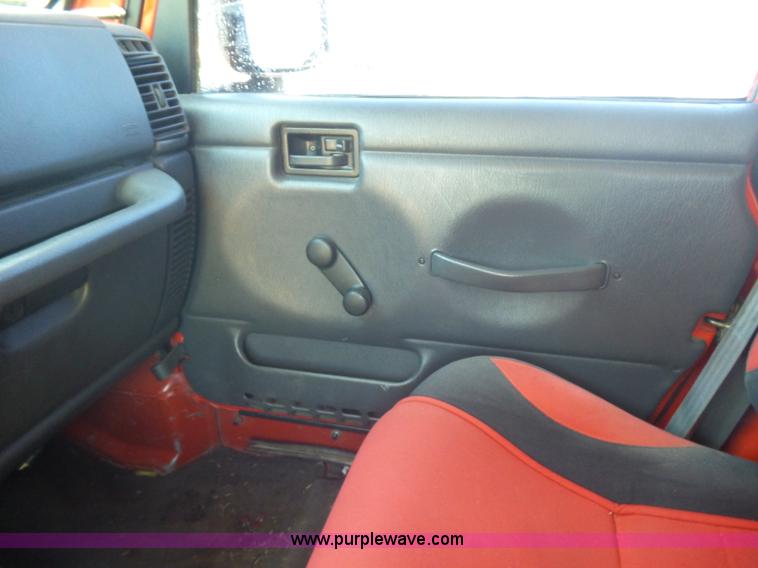 image for item L5981 1999 Jeep Wrangler SUV