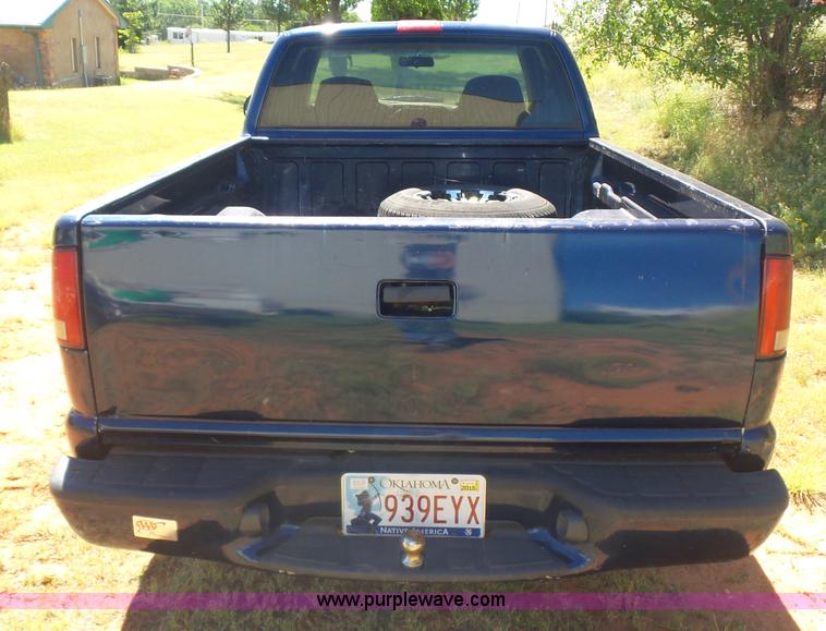 image for item L5985 2000 Chevrolet S10 pickup truck